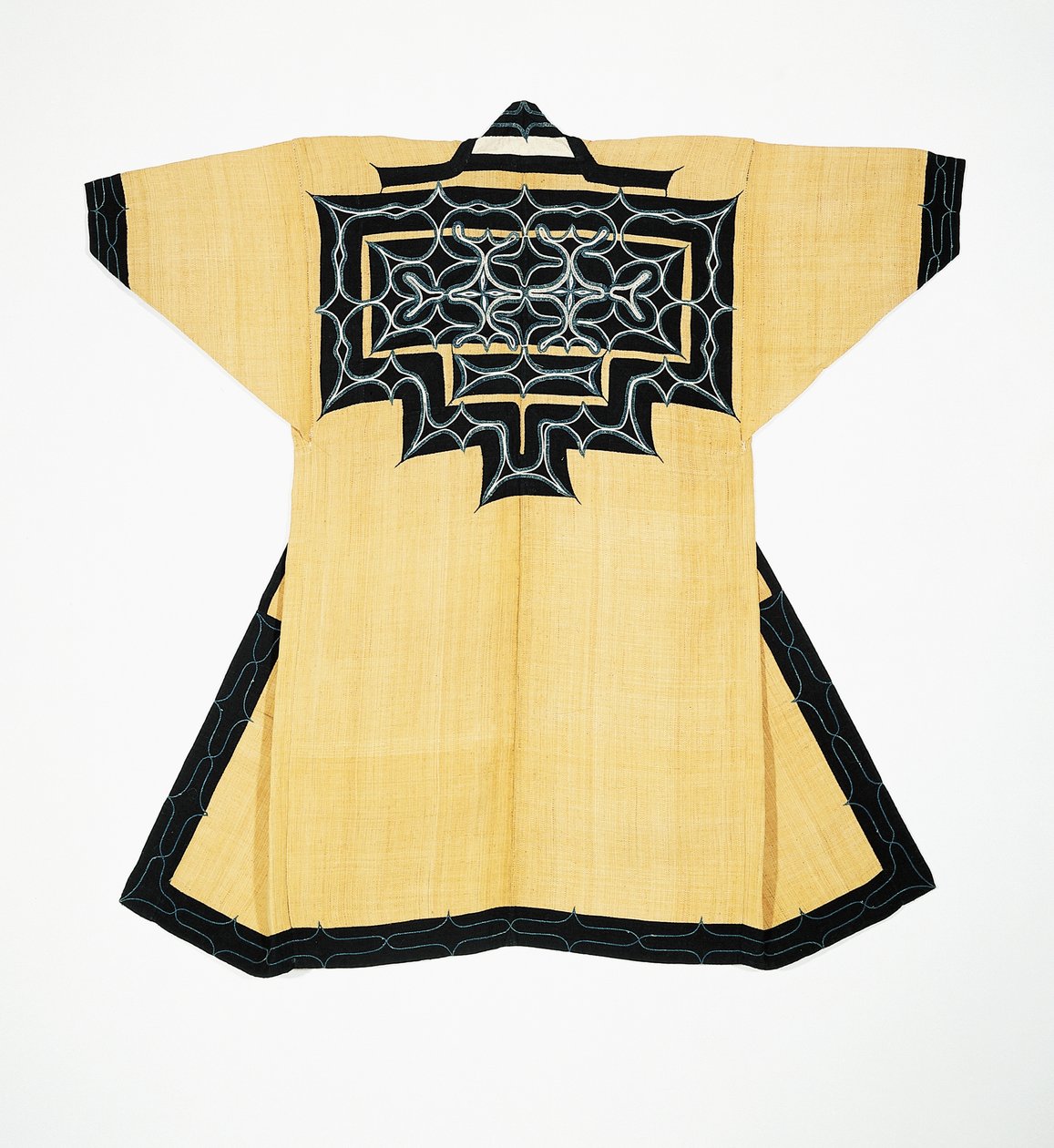 Szata ceremonialna (attush) ludności Ainu z tradycyjnymi motywami Ainu, haftem łańcuszkowym, korą wiązu, wełną i bawełną autorstwa Japanese School
