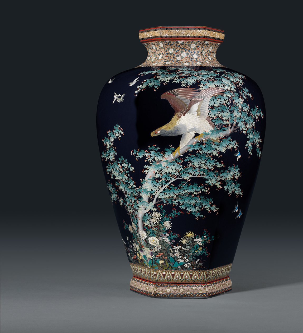 Wazon Cloisonne, znak warsztatu Hayashi Chuzo, okres Meiji, koniec XIX w. autorstwa Japanese School