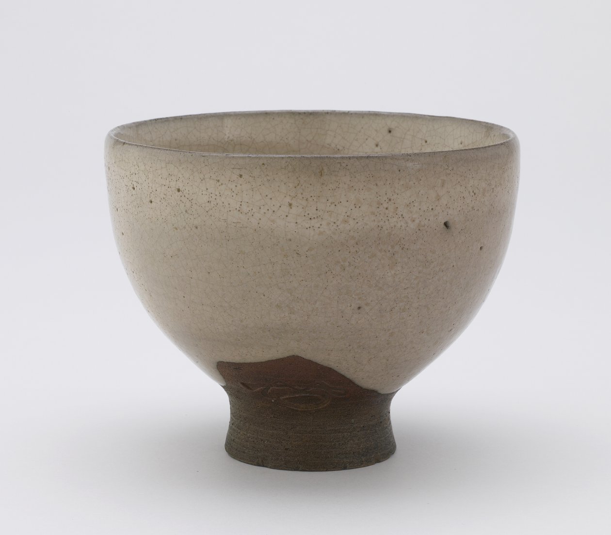 Miseczka do herbaty Inkyuzan w kształcie Goki, z odciśniętym szyfrem, Miseczka do herbaty (gokijawan), ok.1804-25 (kamionka z polewą ryżowo-łuskano-jesionową) autorstwa Japanese School