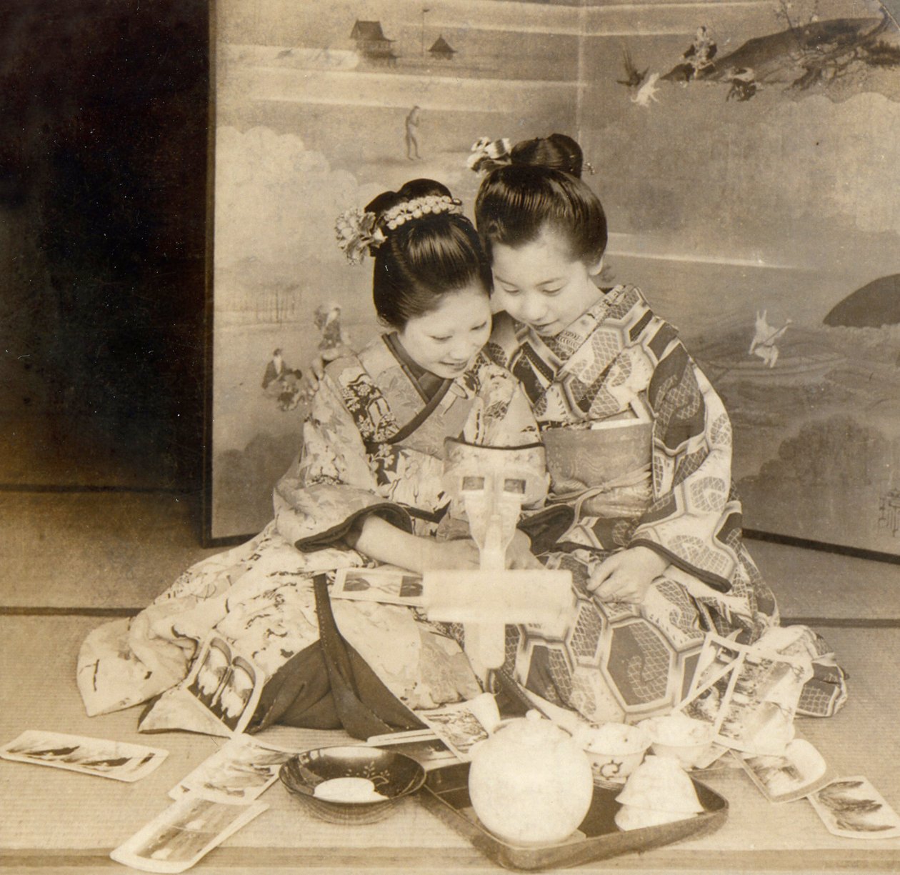 Japonki korzystające z przeglądarki stereoskopowej z kartami stereograficznymi, 1899 autorstwa Japanese School