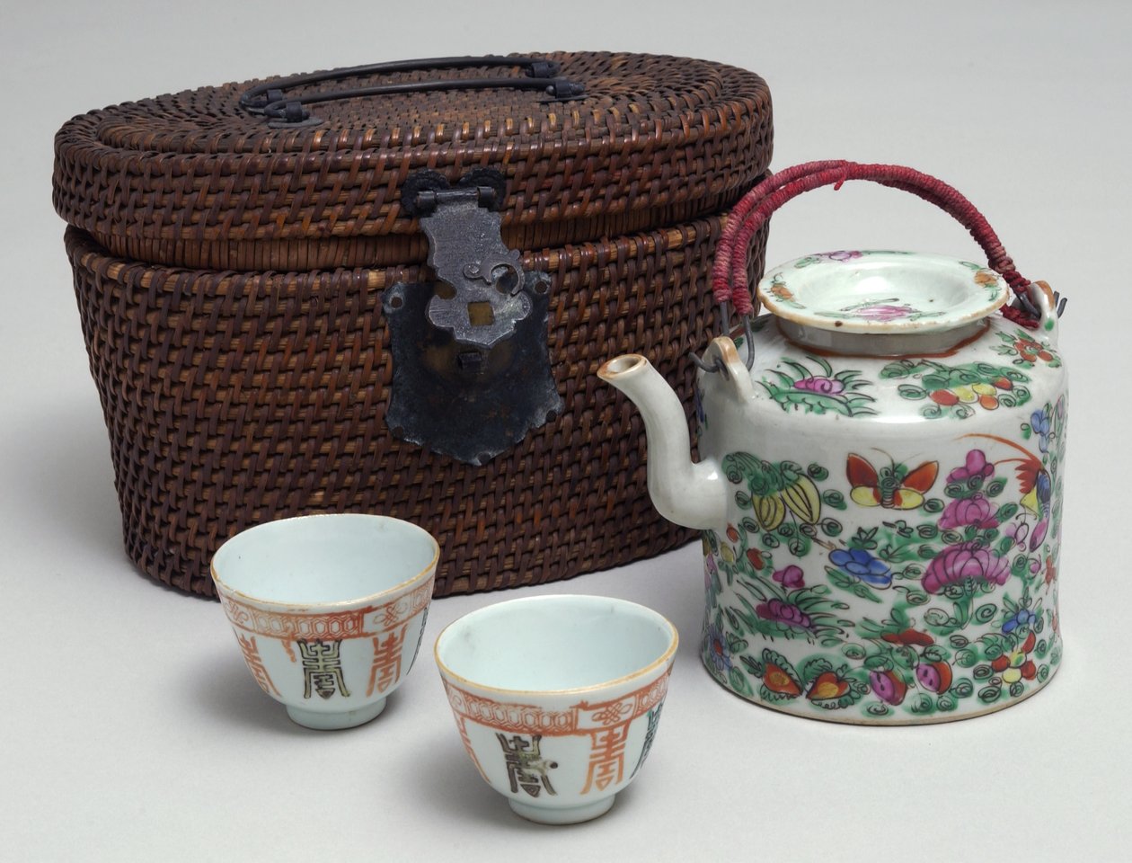 Japoński zestaw do herbaty z wiklinowym etui, ok.1850 (porcelana) autorstwa Japanese School