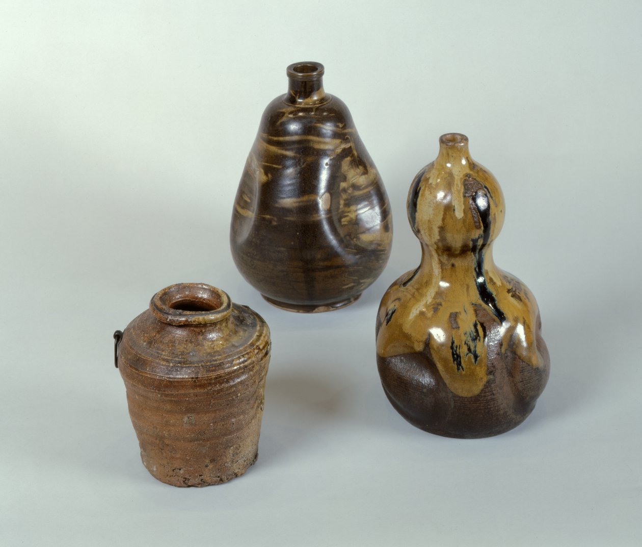 Słoik, butelka Sake i ceramiczna tykwa (porcelana, ceramika, brąz i emalia) autorstwa Japanese School