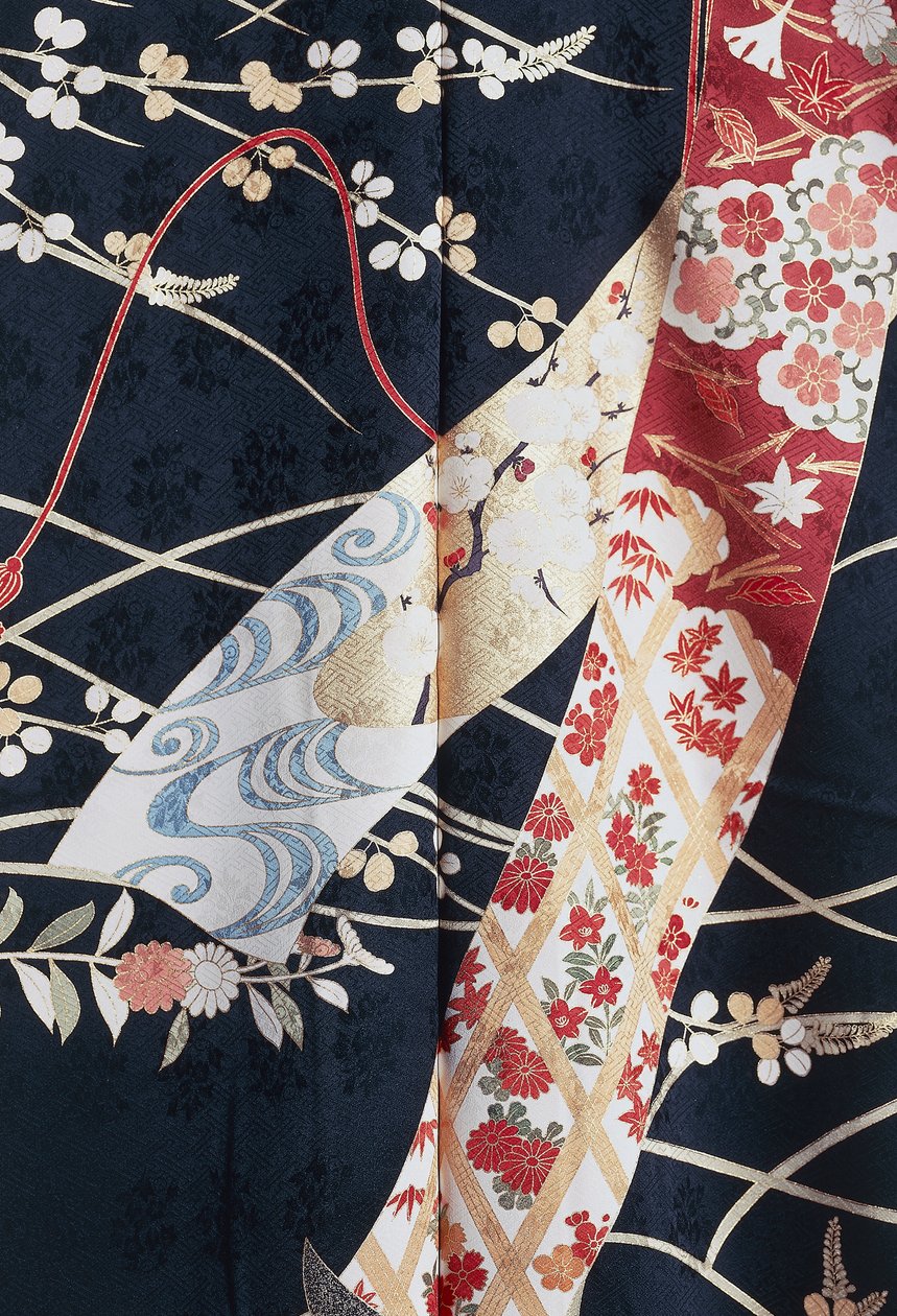 Kimono Furisode (falujące rękawy) noszone przez młode niezamężne kobiety na eleganckie okazje i Maiko (uczennicę gejszy), Jedwab z motywami kwiatowymi i roślinnymi, pływające panele, detal, barwienie Kaga-Yuzen, tkalnie Tokamachi, cywilizacja japońska, XX  autorstwa Japanese School