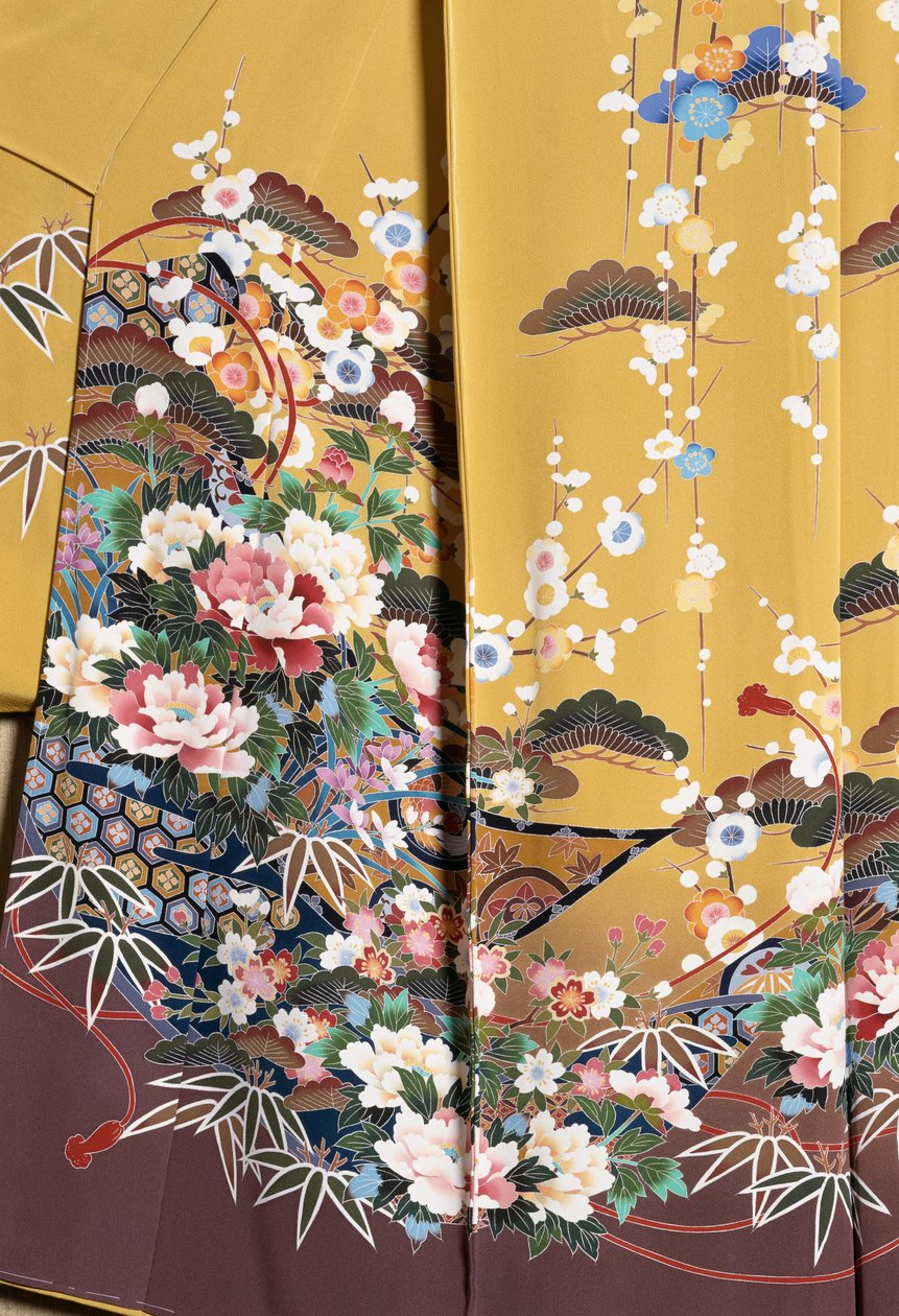 Kimono Furisode (falujące rękawy) noszone przez młode niezamężne kobiety na eleganckie okazje i Maiko (uczennicę gejszy), Gładki jedwab, motywy kwiatowe, pływające wstążki, farbowanie Kaga-Yuzen, tkalnie Tokamachi, cywilizacja japońska, XX wiek autorstwa Japanese School