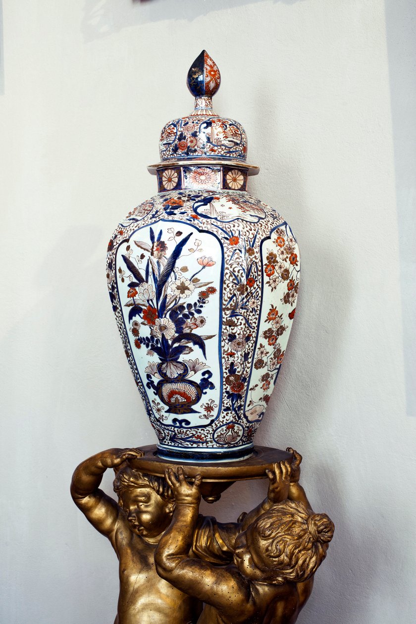 Duży japoński wazon z pokrywką z okresu Edo, ery Genroku. 1688-1703. Apartamenty Marii Brignole Sale (Brignole-Sale) De Ferrari, księżna de Galliera (1811-1888), meble pochodzą z hotelu Matignon, jego paryskiej rezydencji. Palazzo Rosso, Genu autorstwa Japanese School