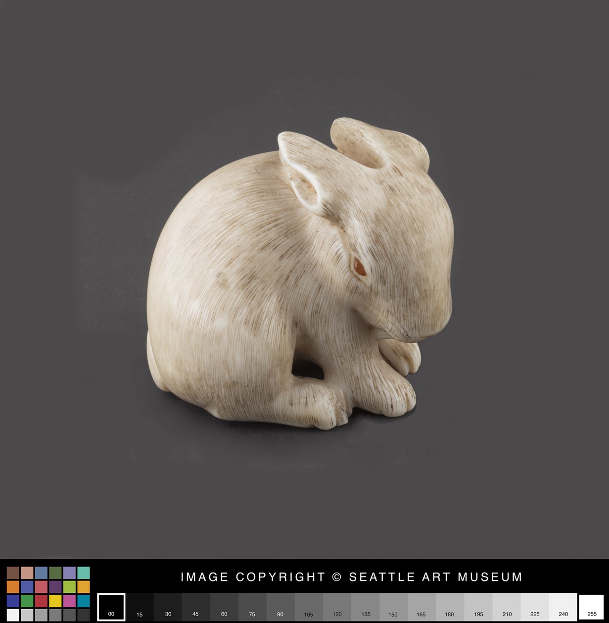 Netsuke na wzór zająca z bursztynem oczy, koniec XIX w. (Kość słoniowa, bursztyn) autorstwa Japanese School