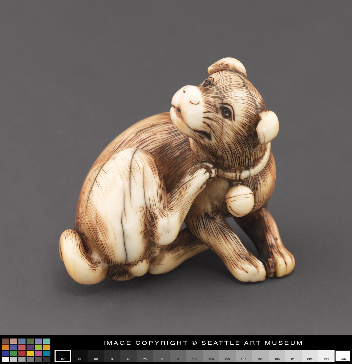 Netsuke wzorowany na drapaniu psa szyja autorstwa Japanese School