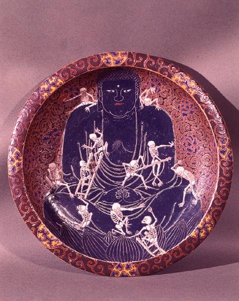 Talerz przedstawiający Buddę z dziesięcioma szkieletami (ceramiczny) (zob. też 182440) autorstwa Japanese School
