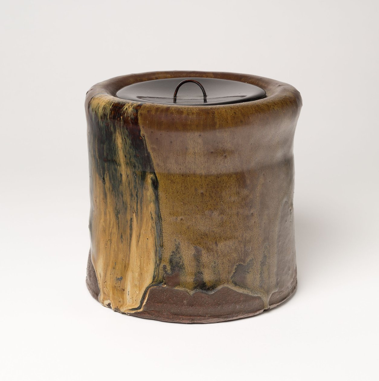 Satsuma-Ware Water Jar (Mizusashi) (glazurowana kamionka z lakierowaną pokrywką) autorstwa Japanese School