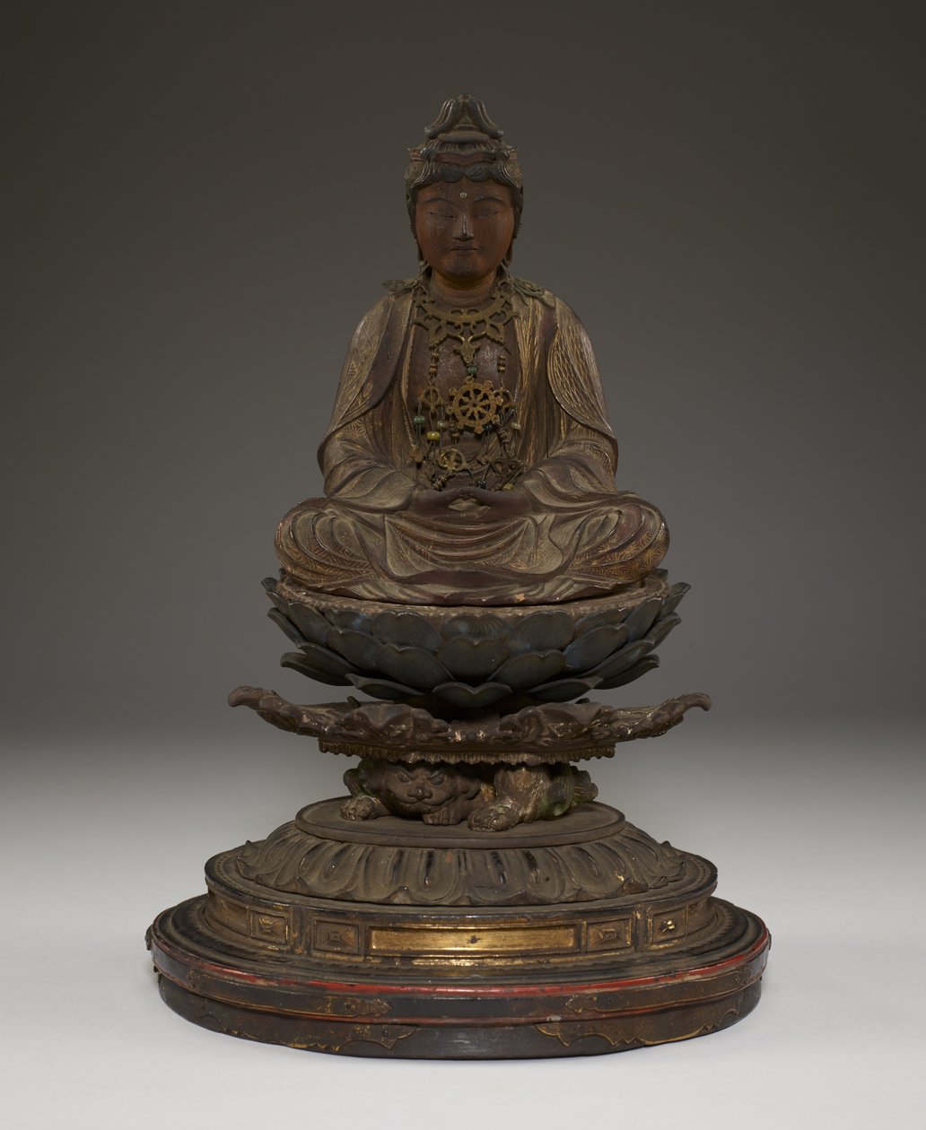 Siedzący Miroku Bosatsu (polichromowane drewno z kryształem, metalem i złotem płatkowym) autorstwa Japanese School