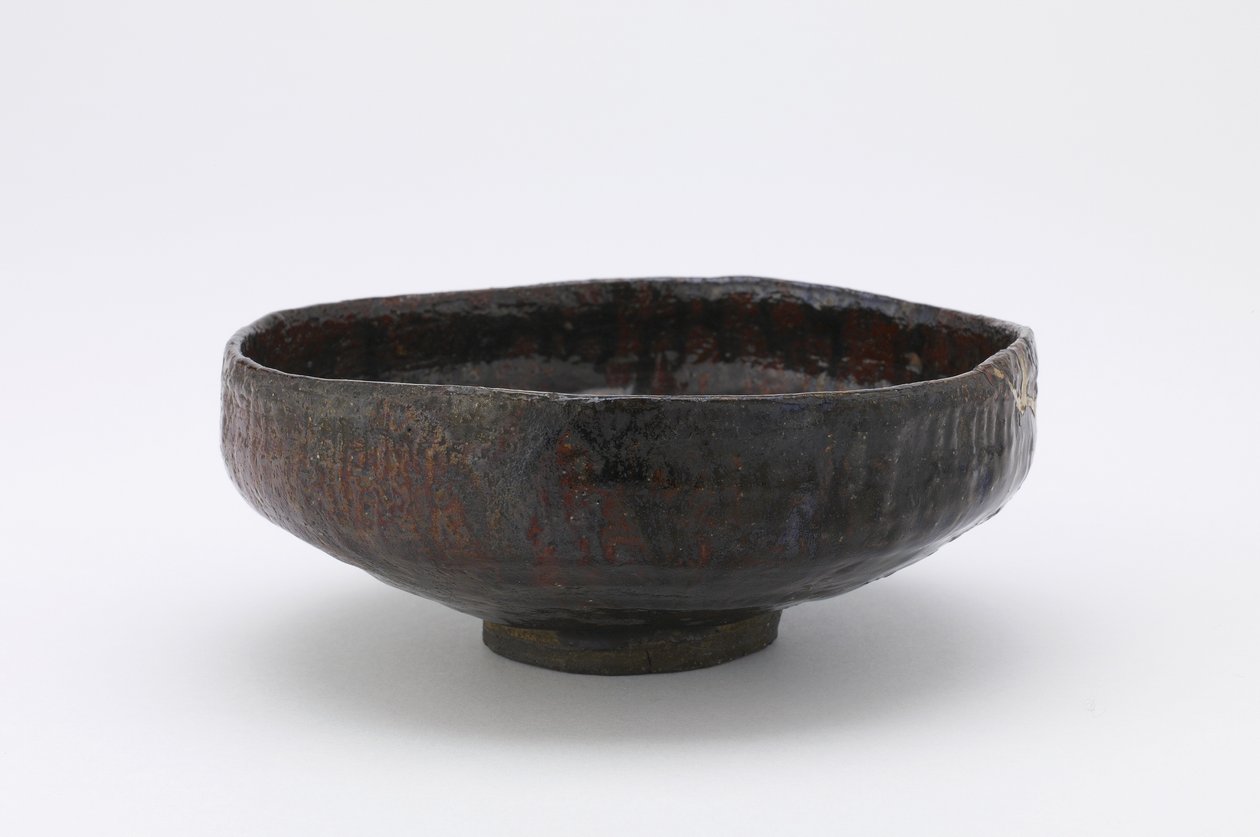 Płytka miska do herbaty, Kanazawa, prefektura Ishikawa, okres Edo, XVIII-XIX w. (glina typu raku z czerwonym poślizgiem pod bezbarwną glazurą ołowiową) autorstwa Japanese School