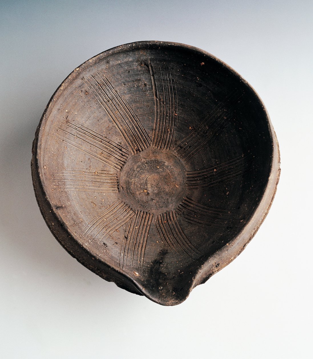 Miska kuchenna kamionkowa do mielenia i mieszania żywności (Suribachi), produkowana w Bizen, wysokość 11,5 cm i średnica 33,5 cm, cywilizacja japońska, okres Momoyama autorstwa Japanese School