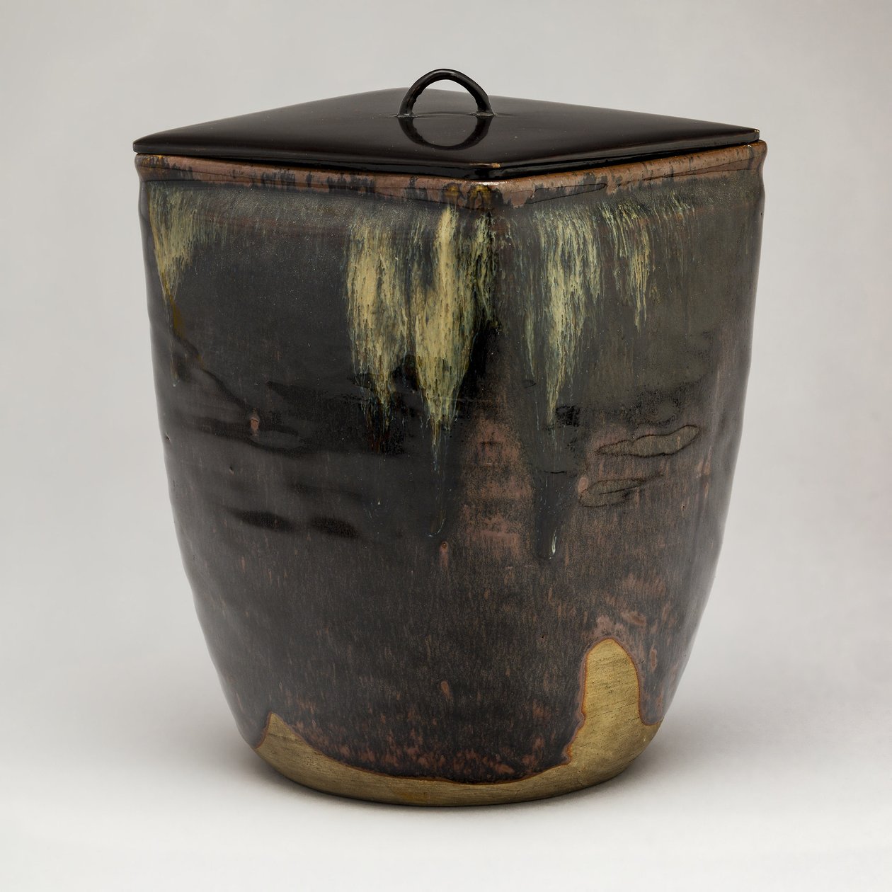 Takatori-Ware Water Jar (Mizusashi) (glazurowana kamionka z lakierowaną pokrywką) autorstwa Japanese School