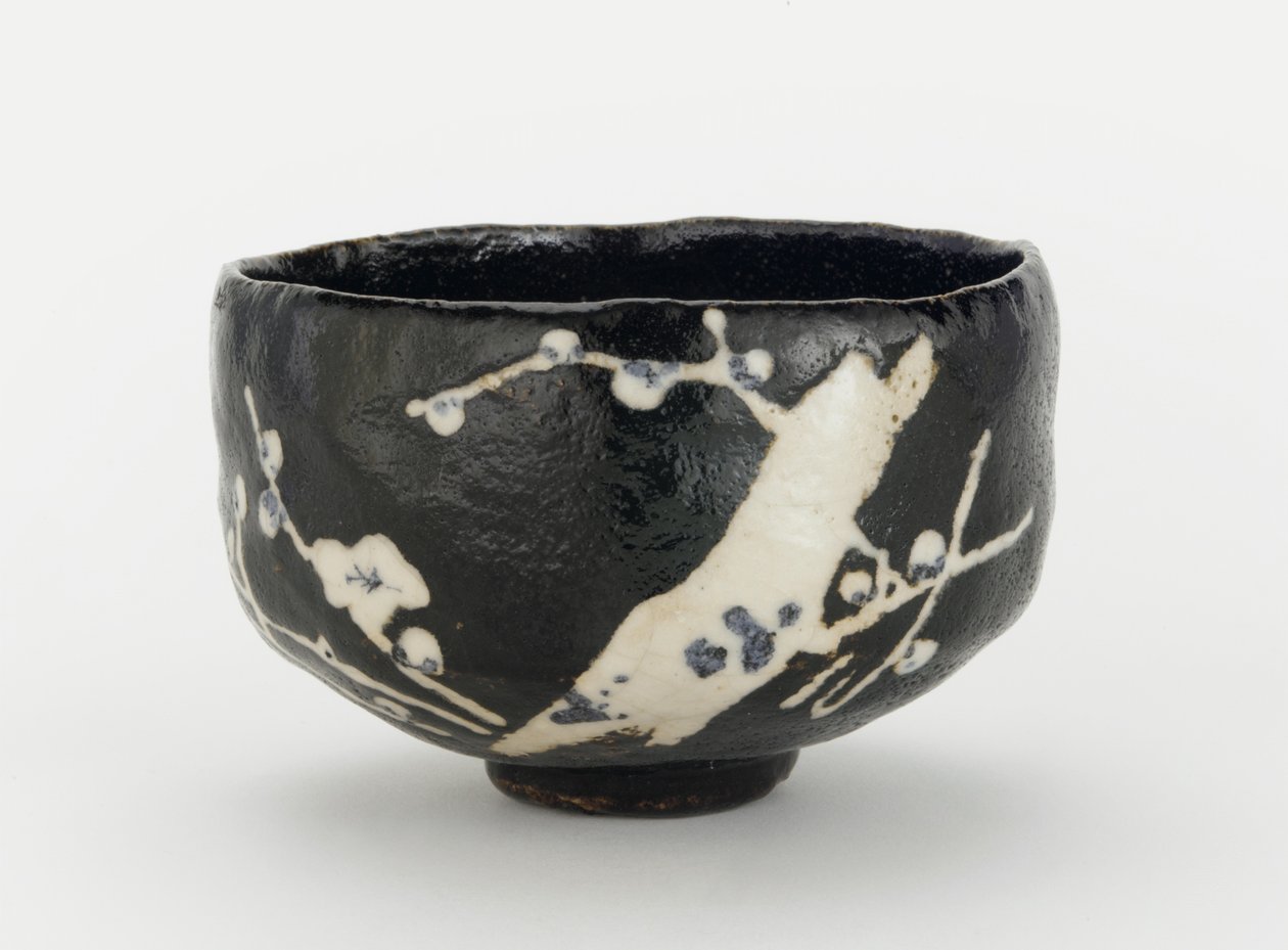 Miseczka do herbaty z motywem kwitnącej śliwy, Kioto, Kioto-fu, okres Edo (ceramika) autorstwa Japanese School