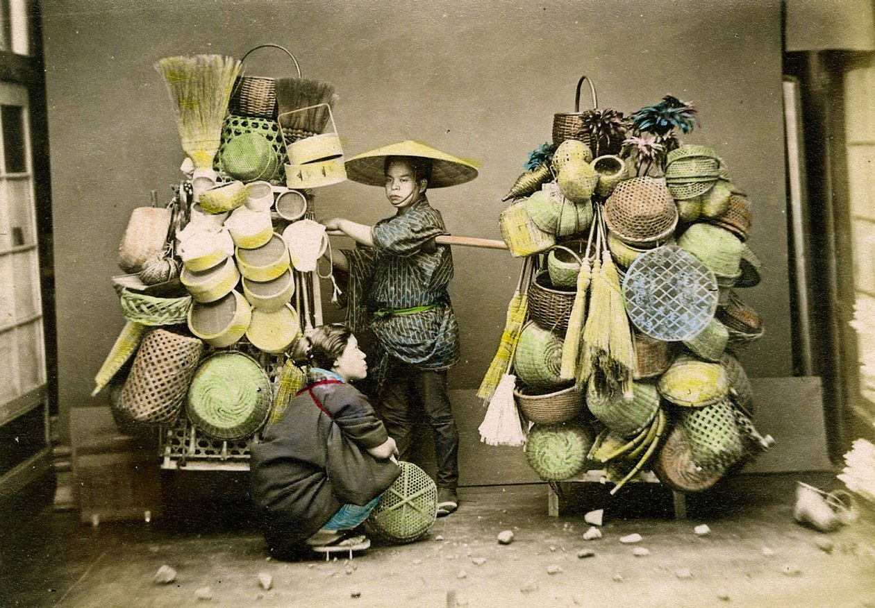 Sprzedawca koszyków, ok.1888 r. (ręcznie kolorowane zdjęcie Albumen) autorstwa Japanese School