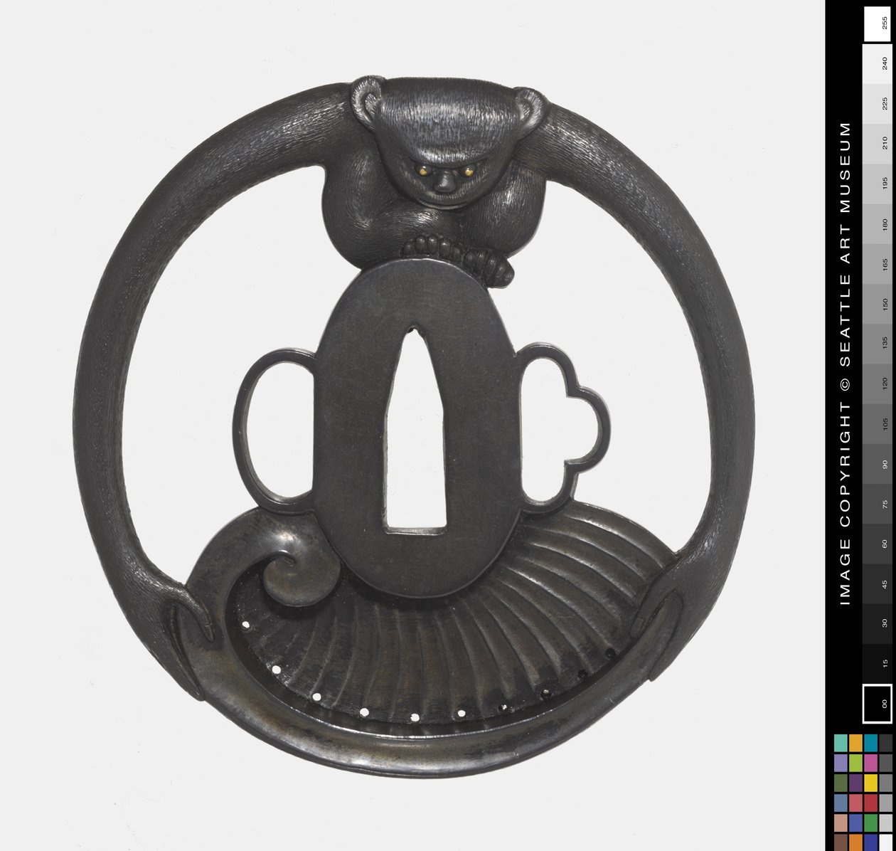 Tsuba: skorupa trzymająca małpę autorstwa Japanese School