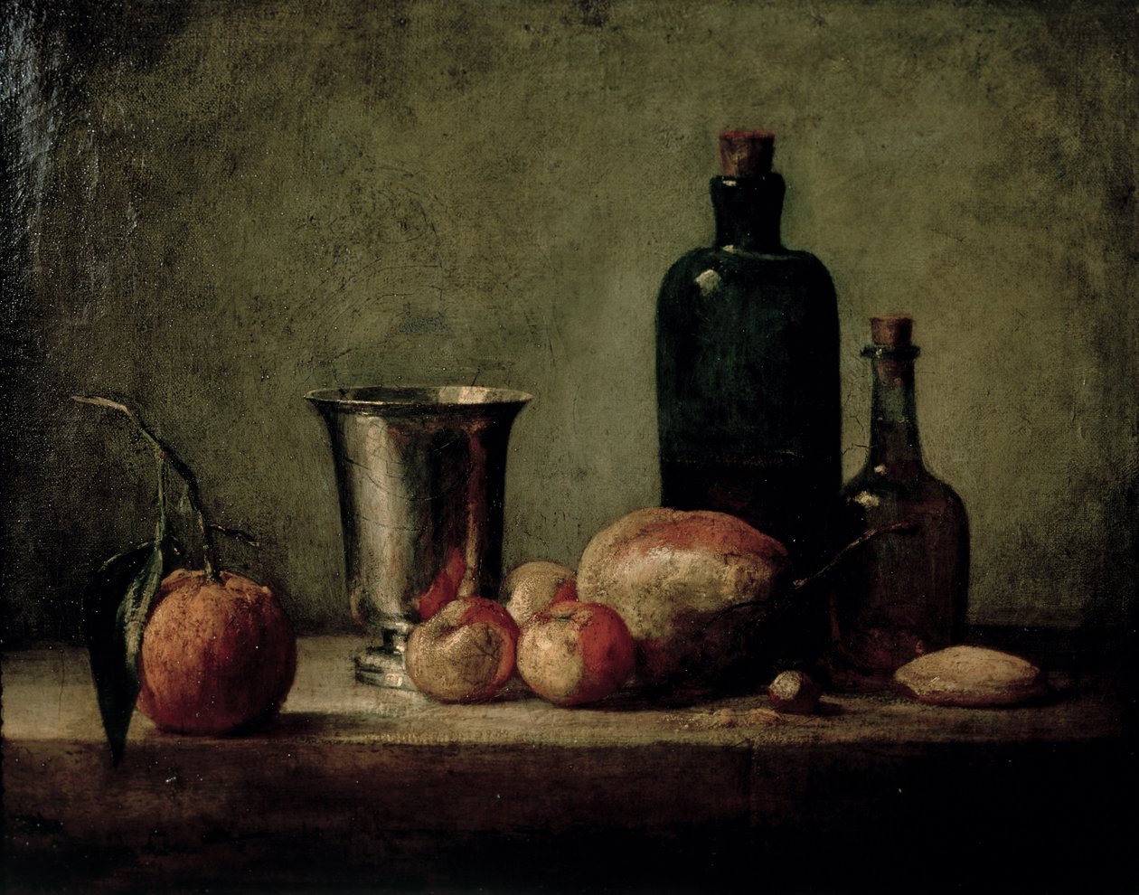 Martwa natura ze srebrnym pucharkiem, owocami i butelkami na stole autorstwa Jean Baptiste Simeon Chardin