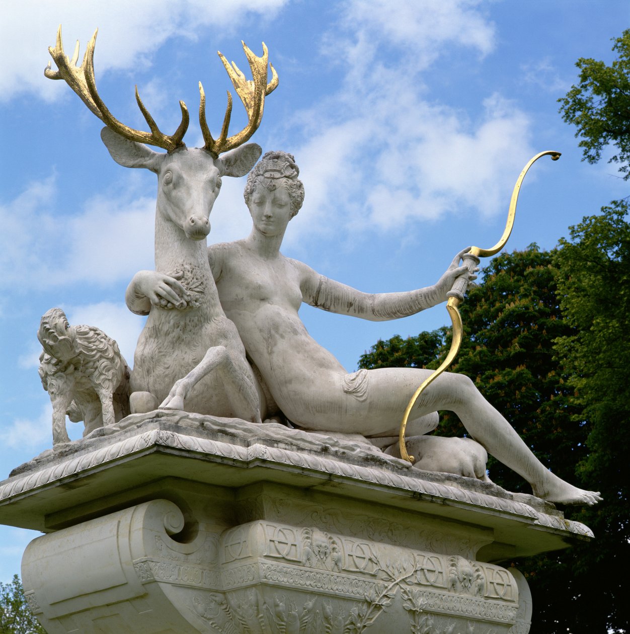 Diane de Poitiers (1499-1566) jako Diana osadzona na jeleniu (marmur i brąz) autorstwa Jean Goujon
