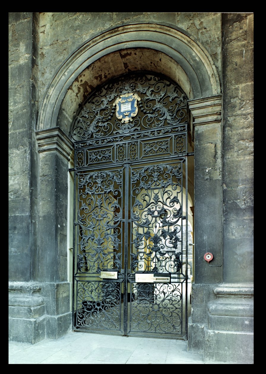 Bramy, panel pawęży i obalenie z budynku Clarendon, Oxford, ok. 1710 (kute żelazo) autorstwa Jean Tijou