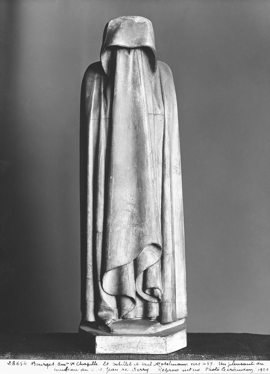 Zawoalowany żałobnik, chowający twarz za zawoalowanymi rękami, z grobu księcia Jeana de Berry (1340-1416) przed 1438 r. (marmur) autorstwa Jean de Cambrai
