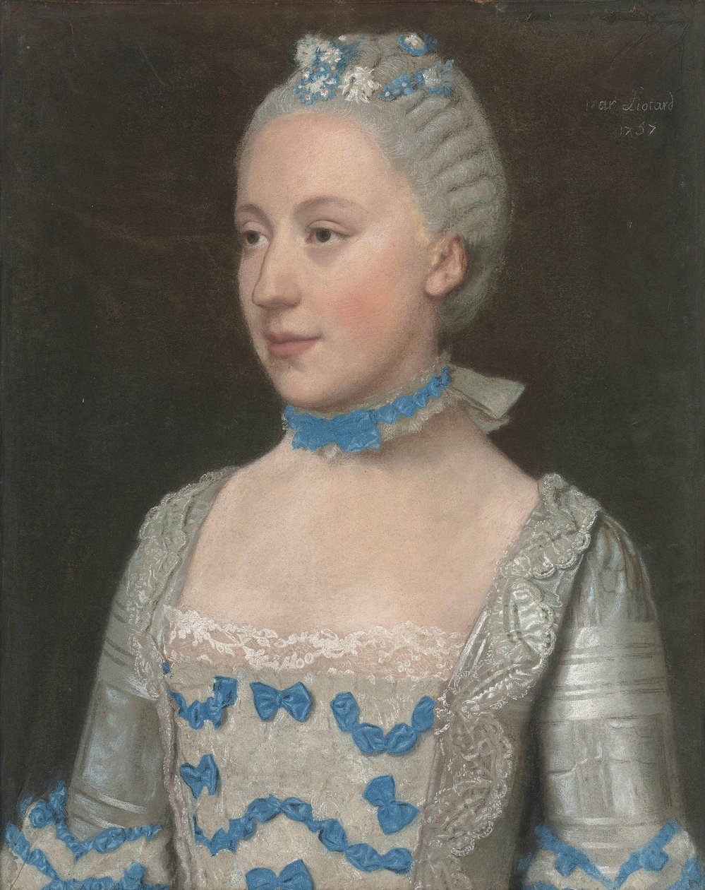Portret do połowy długości Madame Saint-Pol w jasnoniebieskiej sukience ozdobionej niebiesko-białymi jedwabnymi kokardkami z koronki autorstwa Jean Étienne Liotard