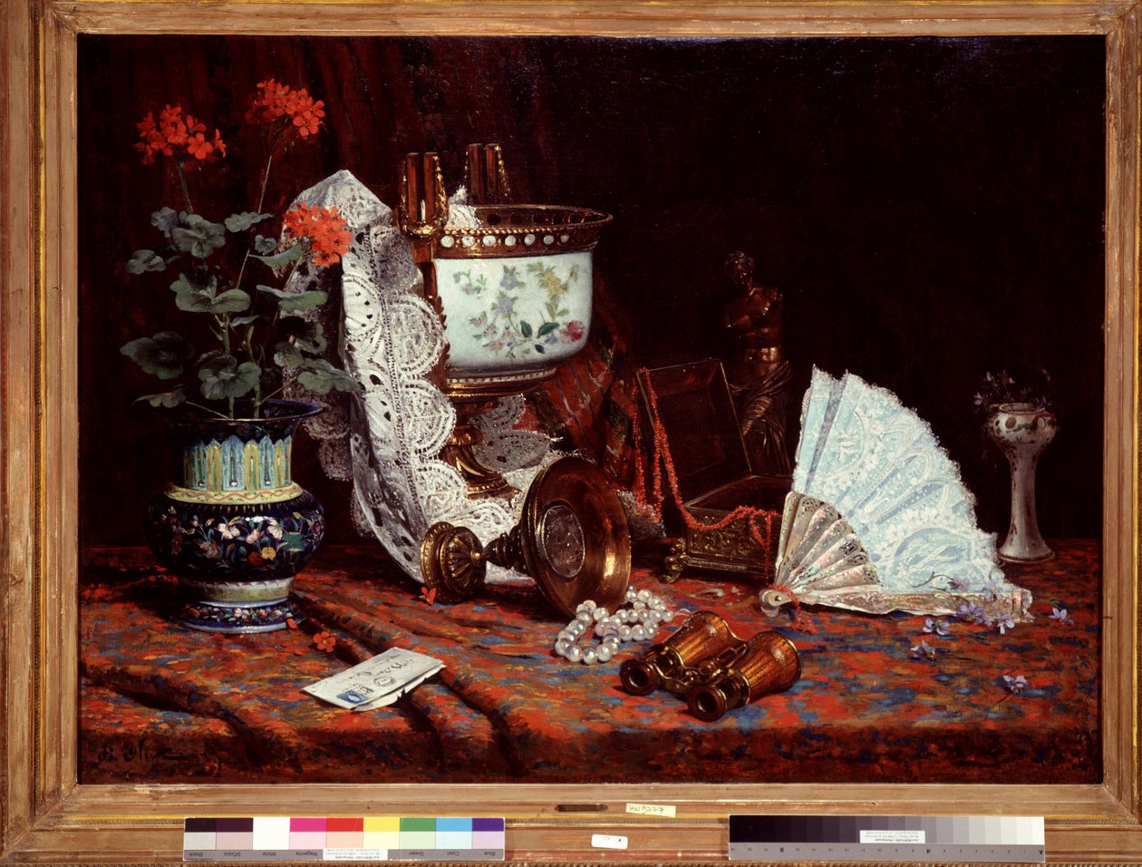 Martwa natura ma wentylator Stół nakryty wazonem, garnek pelargonii, lornetka. Obraz Jeana Baptiste Olive (1848-1936) XX w. Niedz. 85x115 cm Obowiązkowa wzmianka: Collection fondation faith de Provence, Marseille autorstwa Jean Baptiste Olive