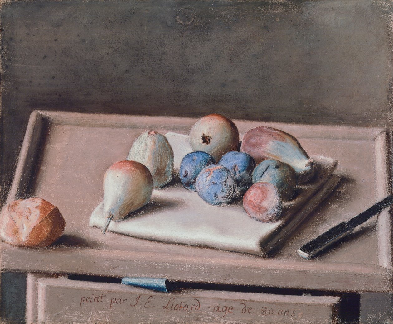Martwa natura z gruszkami, figami, śliwkami, bułką i nożem na stole autorstwa Jean Étienne Liotard