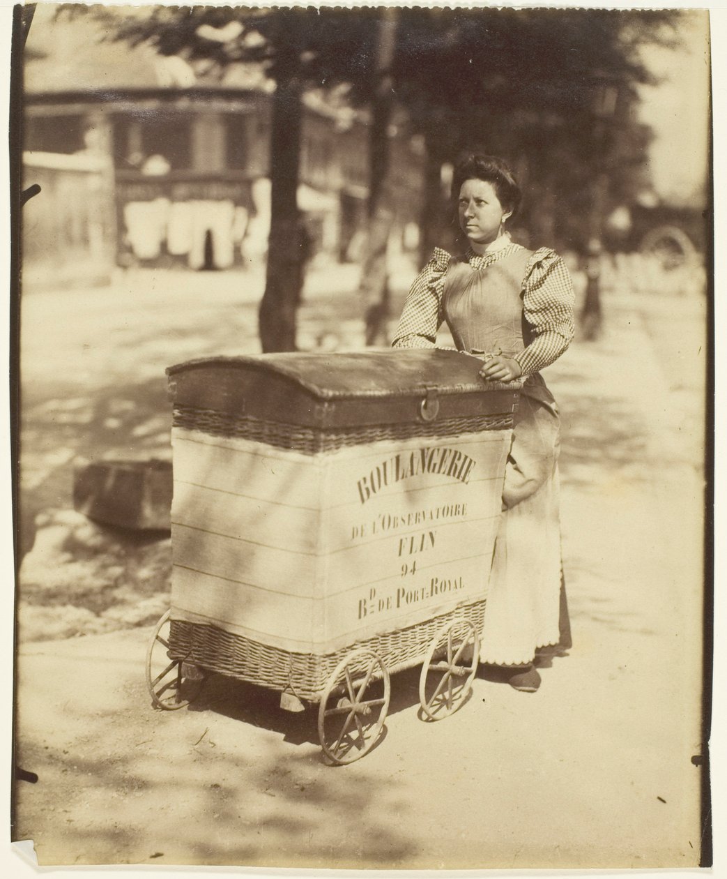 Porteuse de pain, z serii "Małe zawody" autorstwa Jean Eugène Auguste Atget
