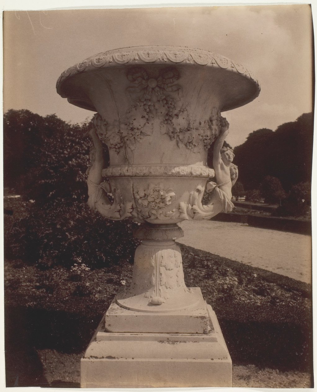 Versailles, (Wazon) autorstwa Jean Eugène Auguste Atget