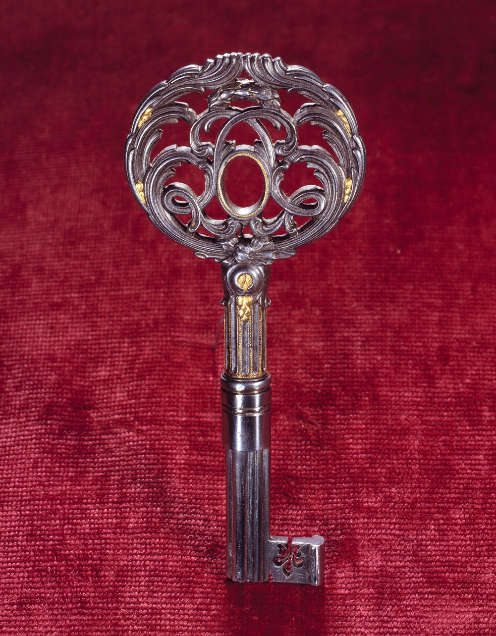 Klucz do biura króla Ludwika XV, podwójne „L” wpisane w okrąg. Wykonane przez Jean Francois Oeben (1721-1763) autorstwa Jean Francois Oeben