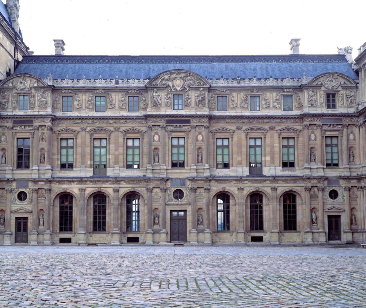 Kwadratowy dziedziniec Luwru, fasada Luwru autorstwa Henryka II (1546-1551), rzeźby Jean Goujon (1510-1567) 1551 Paryż, Luwr autorstwa Jean Goujon