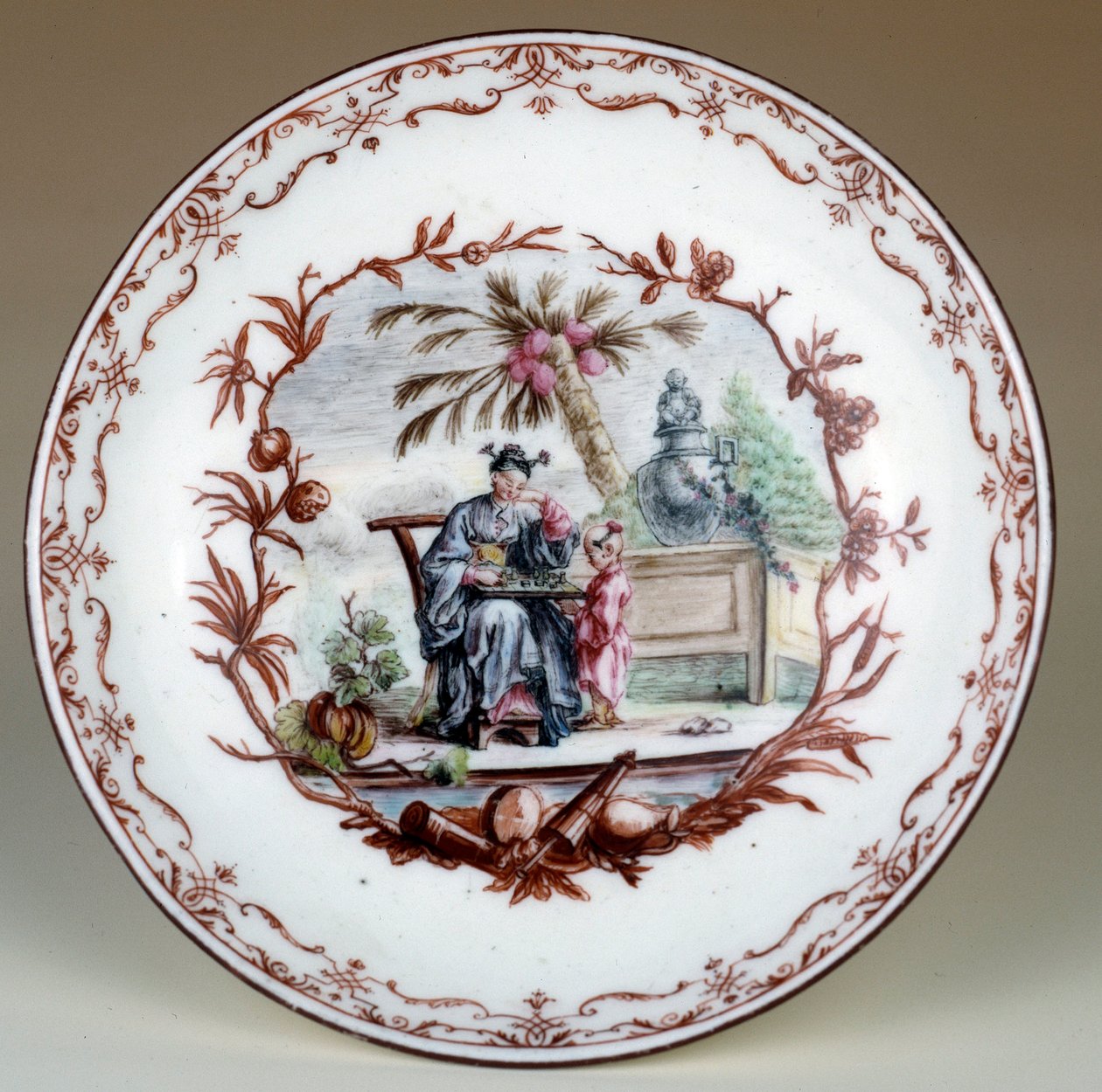 Talerz porcelanowy przedstawiający chińską scenę szachową. Zrealizował Jean Michel Liotard (1702-1796). Paryż, sztuka dekoracyjna autorstwa Jean Michel Liotard
