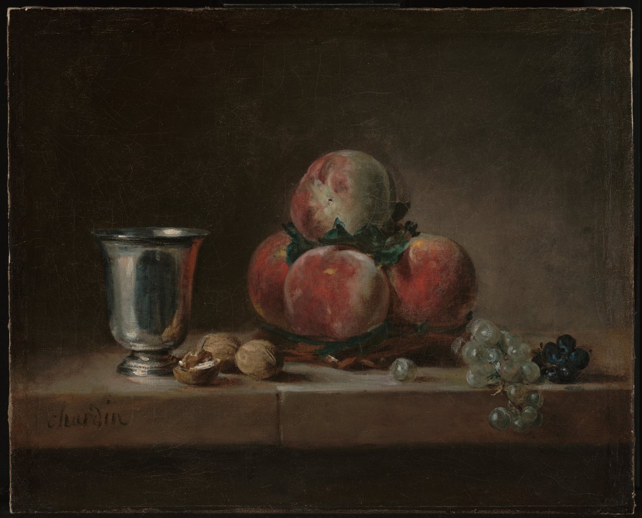 Martwa natura z brzoskwiniami, srebrnym kielichem, winogronami i orzechami włoskimi autorstwa Jean Baptiste Simeon Chardin