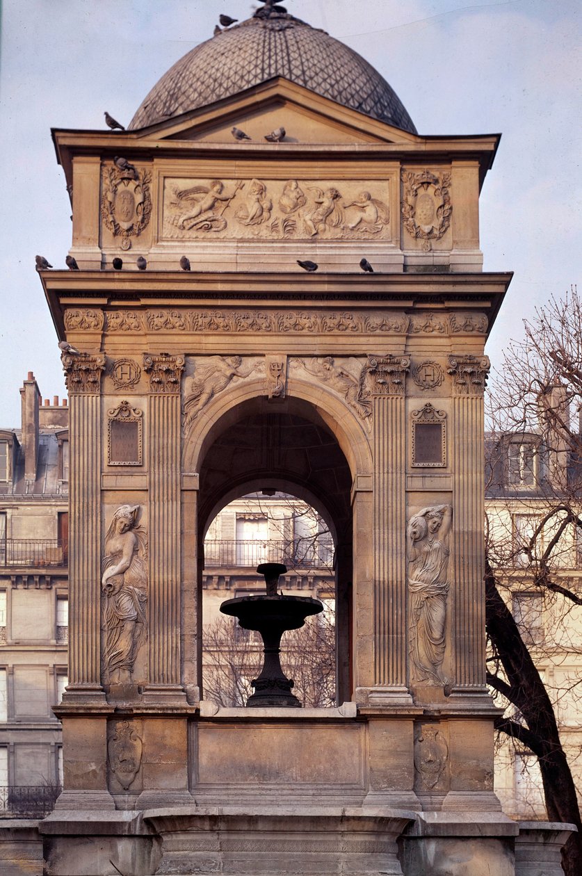 Architektura: widok na fontannę Niewiniątek. Zaprojektowany przez architektów Jean Goujon, Augustin Pajou i Pierre Lescot. 1546-1549. Plac Joachima du Bellay, Paryż. autorstwa Jean and Lescot Pierre Goujon