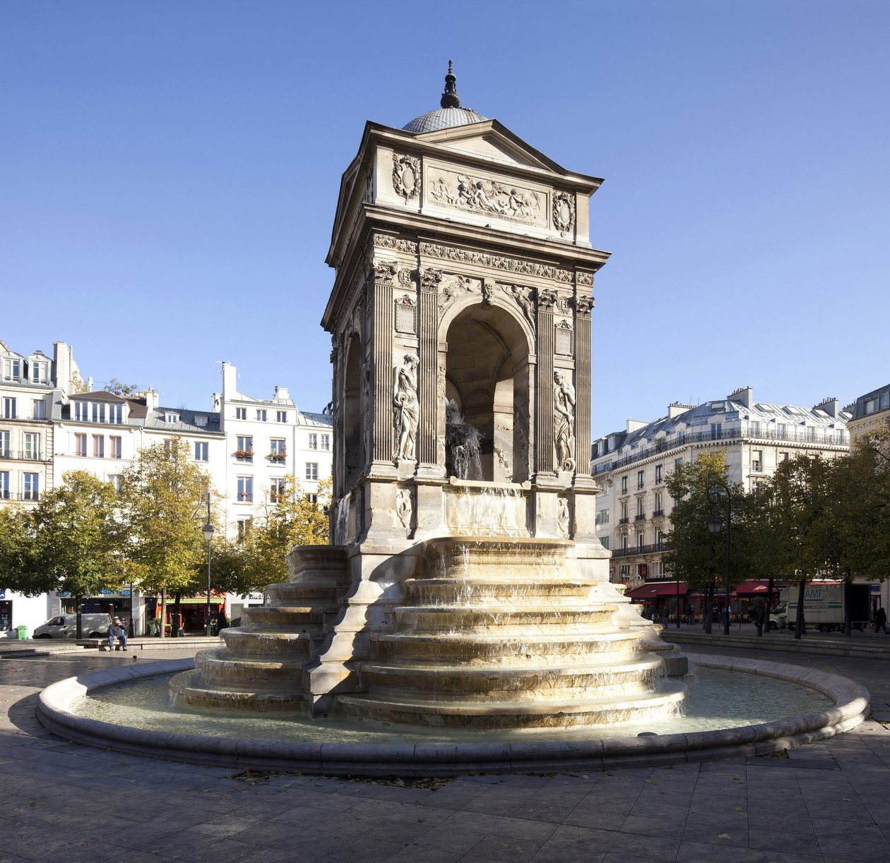 Widok Fontaine des Innocents, w stylu renesansowym, monumentalna fontanna wybudowana w 1549 r. za panowania Henryka II (1519-1559) autorstwa Jean and Lescot Pierre Goujon