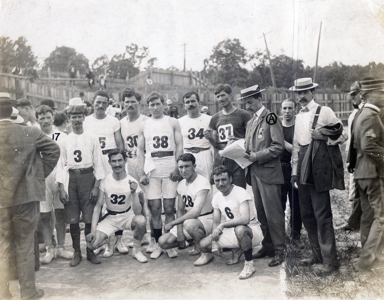 Grupa greckich lekkoatletyki i Felix Carbejaldesoto z Kuby pozujących na torze, w tym autorstwa Jessie Tarbox Beals