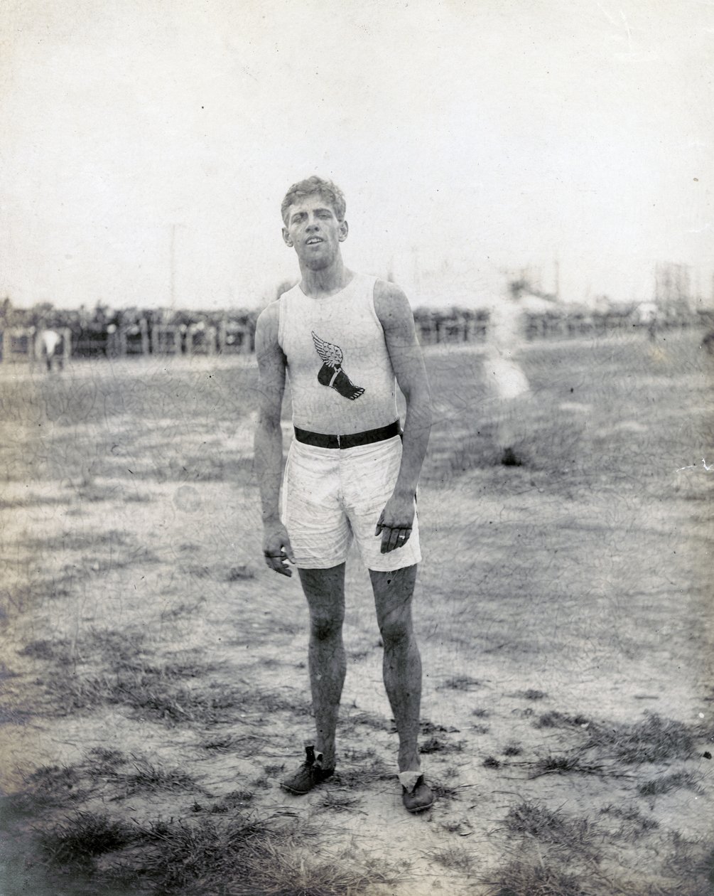 H.L. Hillman z New York Athletic Club, stoi przed kamerą autorstwa Jessie Tarbox Beals
