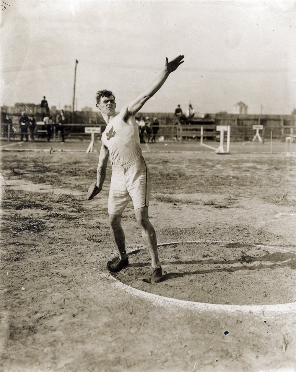 Martin Sheridan z Greater New York Irish Athletic Association rzucający dyskiem na Olimpiadzie w 1904 r. autorstwa Jessie Tarbox Beals