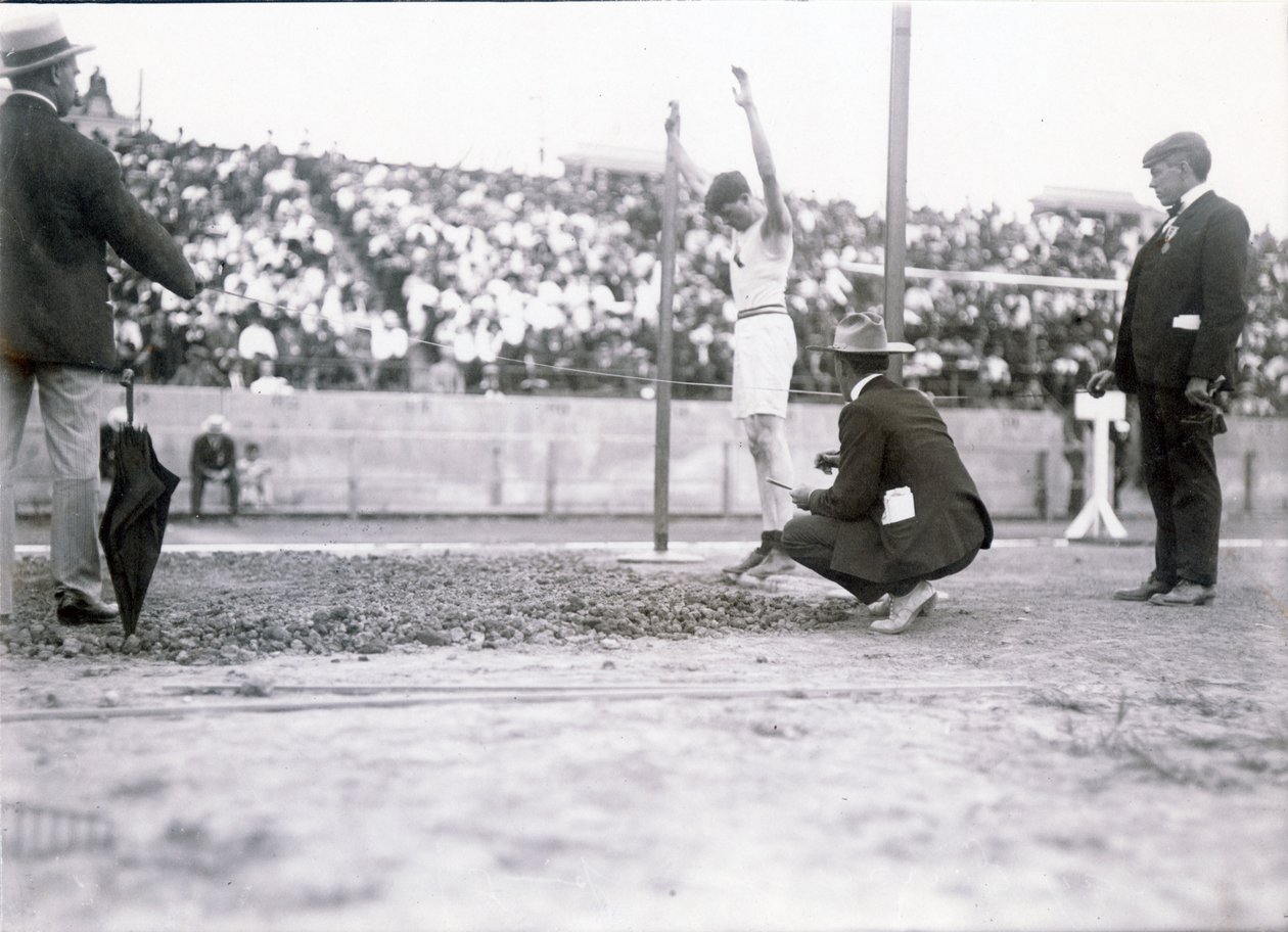 Ray Ewry z New York Athletic Club startujący w skoku w dal na Igrzyskach Olimpijskich w 1904 roku. Ewry wygrał wydarzenie autorstwa Jessie Tarbox Beals