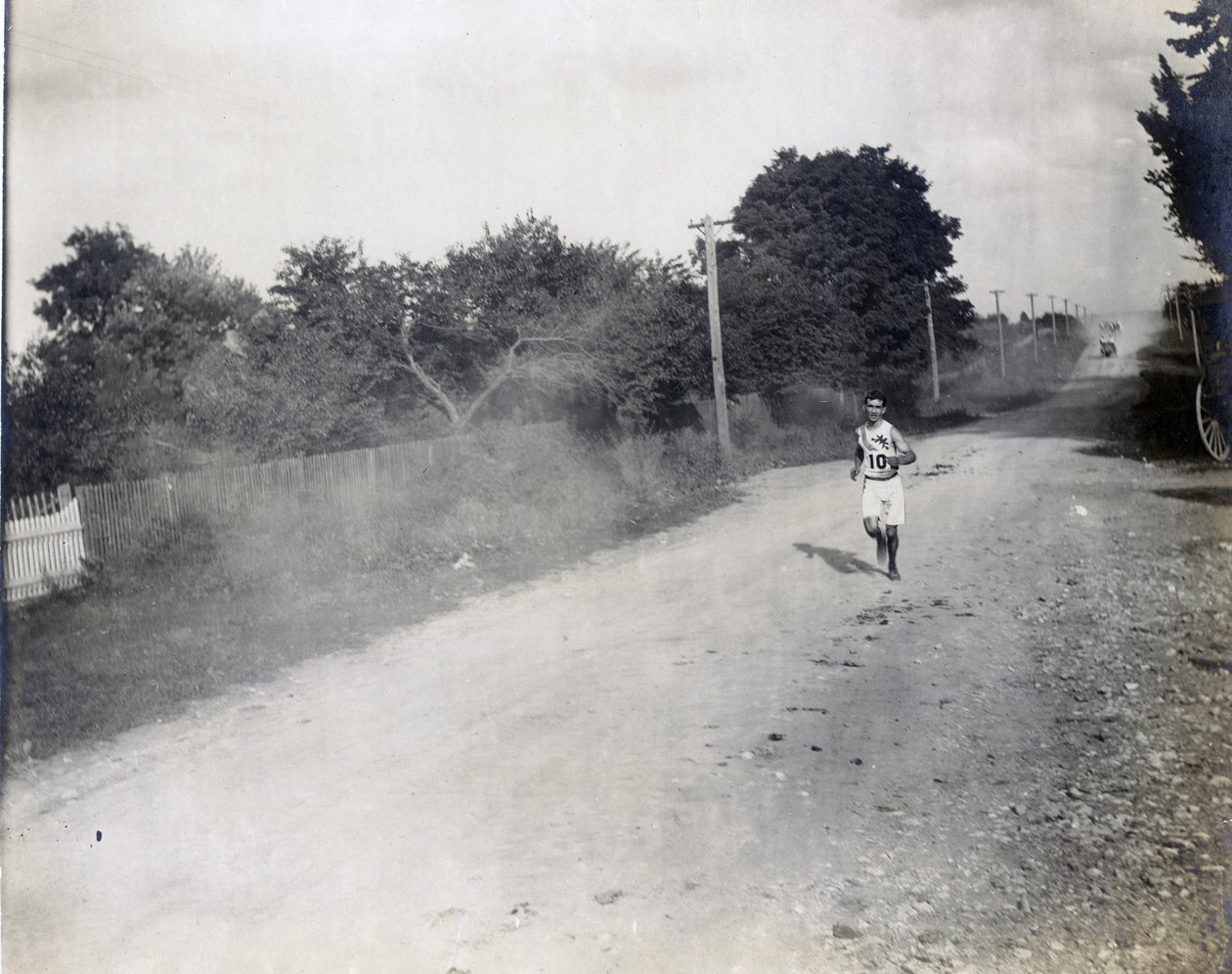 Sam Mellor z Mohawk Athletic Club biegnący samotnie polną drogą w wyścigu maratońskim na Igrzyskach Olimpijskich 1904 autorstwa Jessie Tarbox Beals