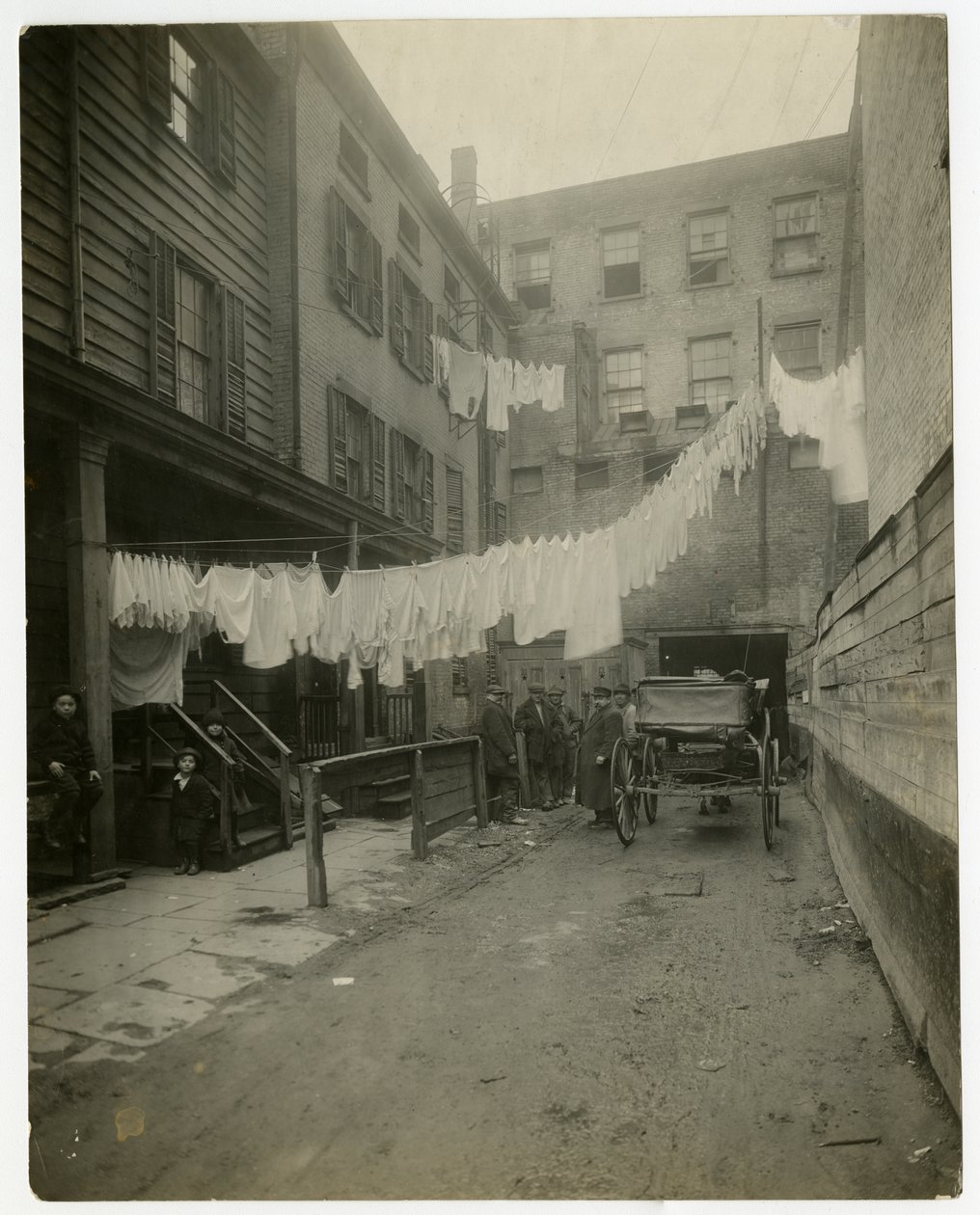 11 Christopher Street, Greenwich Village, Nowy Jork, USA, ok. 1917-20 (zdjęcie żelatynowo-srebrowe) autorstwa Jessie Tarbox Beals