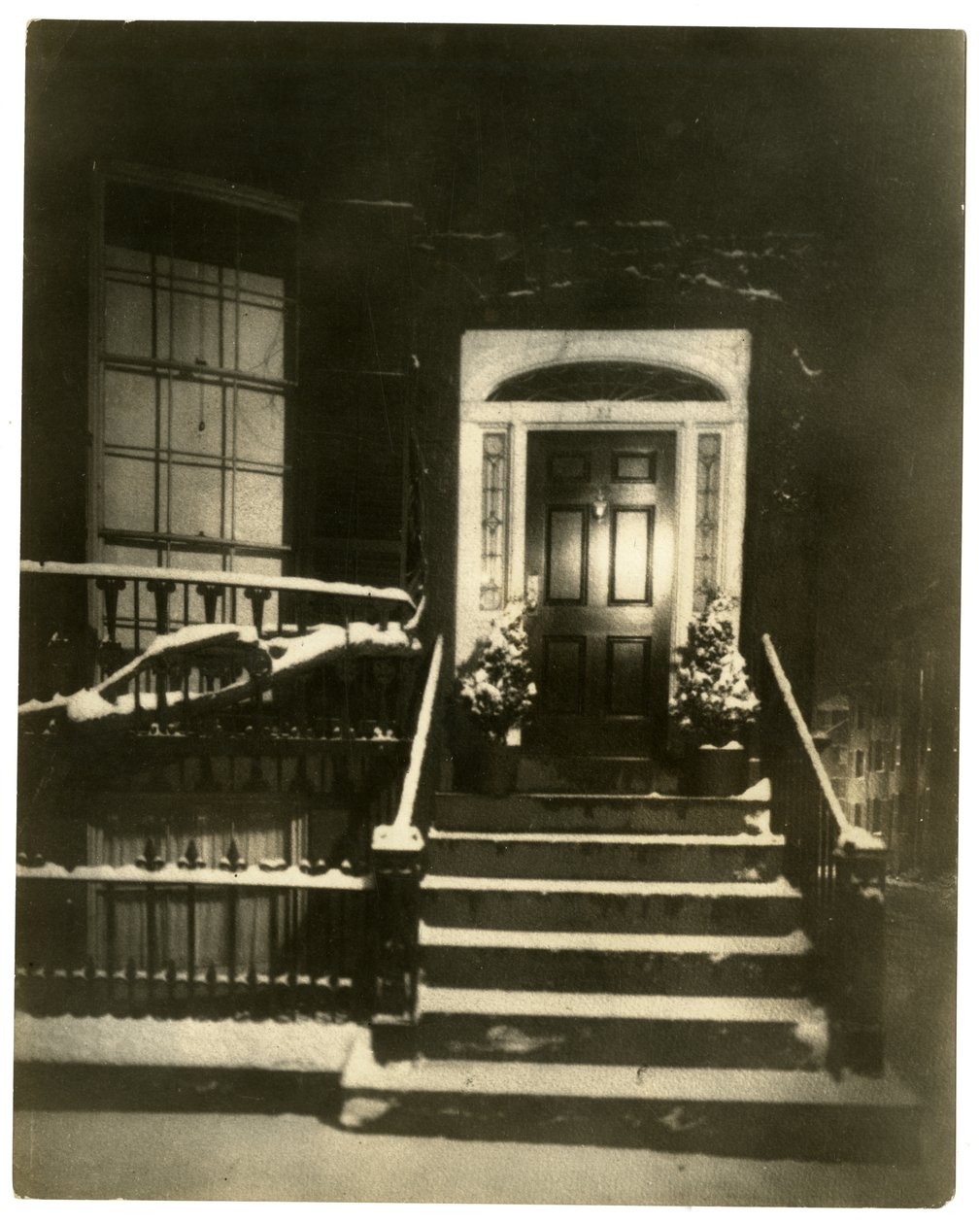 26 Louisburg Square, Boston, nocą, gdzie przebywała Jenny Lind, Boston, USA, ok. 1902-10 (zdjęcie żelatynowo-srebrowe) autorstwa Jessie Tarbox Beals