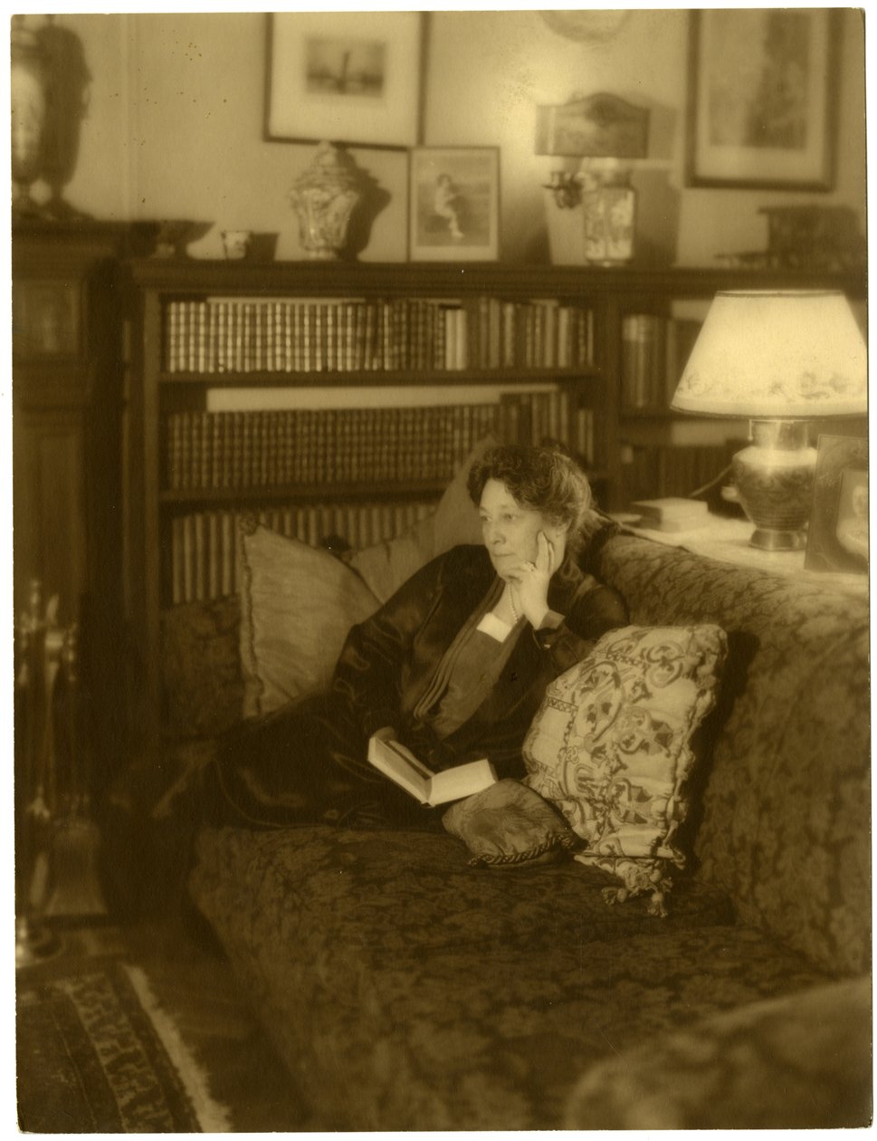Alice Foote MacDougall, słynna restauratorka, Greenwich Village, Nowy Jork, USA, ok. 1915-25 (zdjęcie żelatynowe) autorstwa Jessie Tarbox Beals