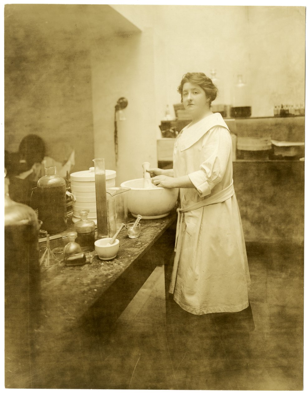 Anne Ann Haviland, perfumiarka, ok. 1915-28 (fotografia żelatynowa srebrna) autorstwa Jessie Tarbox Beals