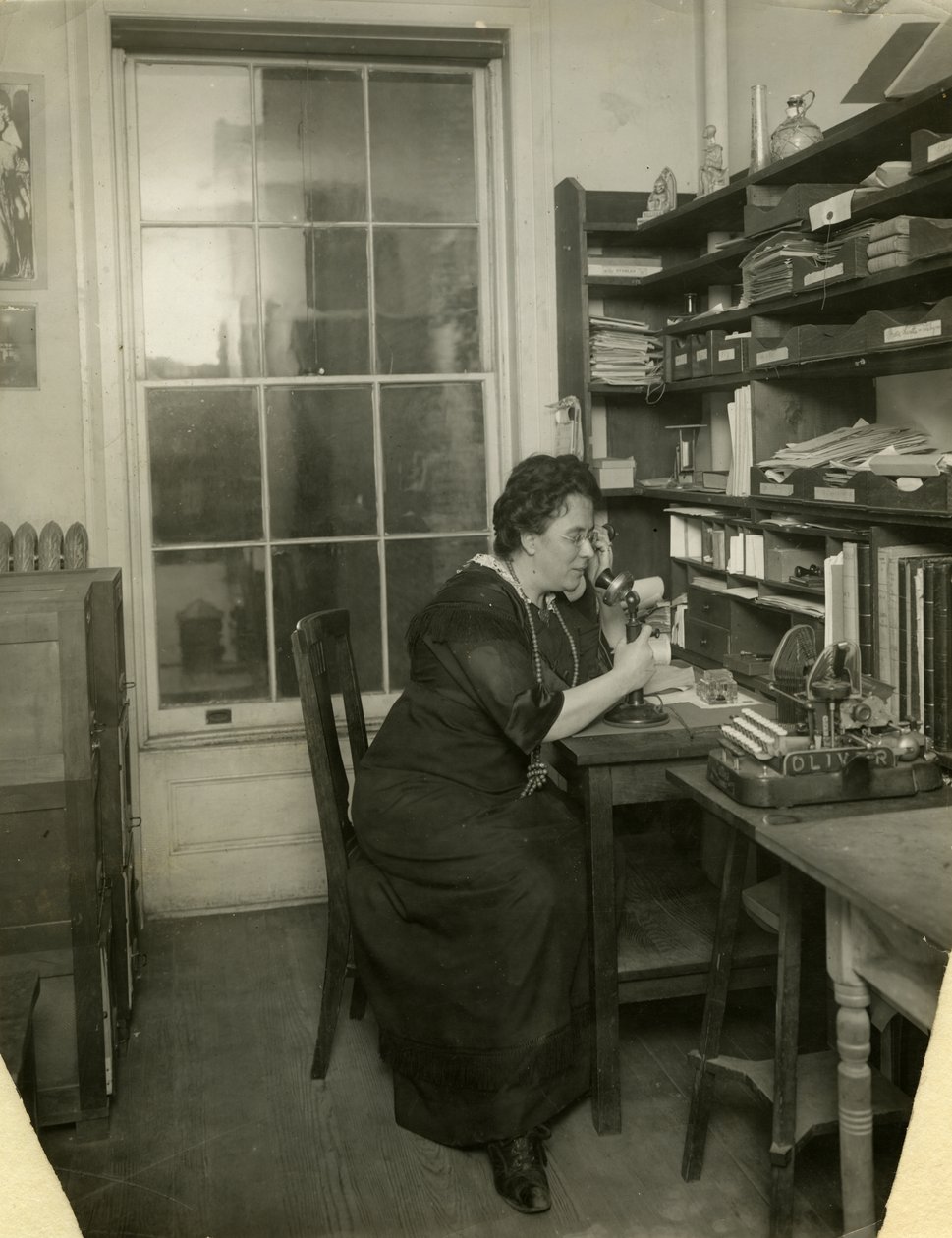 Beals w swojej pracowni, ok. 1912-18 (zdjęcie żelatynowe) autorstwa Jessie Tarbox Beals