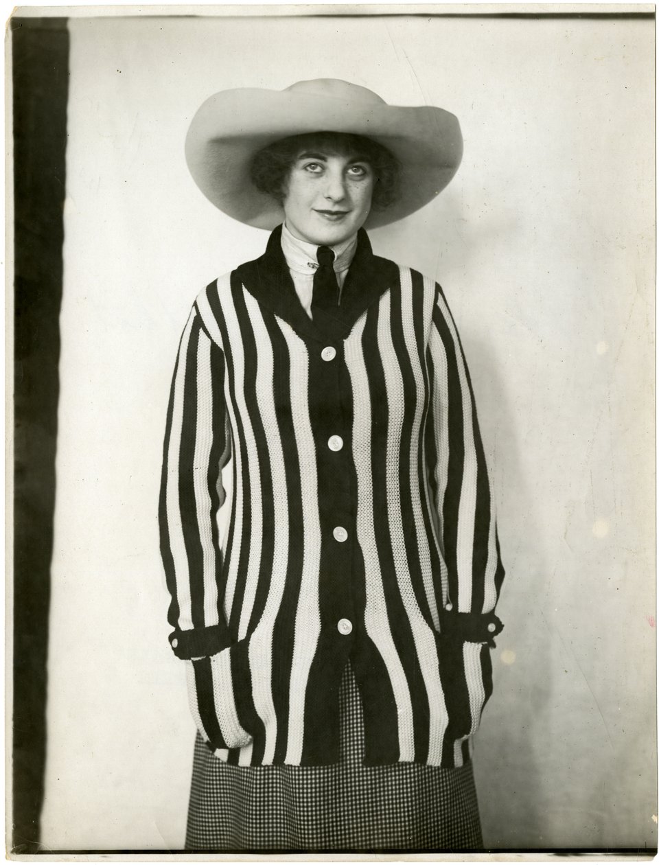 Sweter z marynarką i filcowy kapelusz, Forsythe, ok. 1905-18 (zdjęcie żelatynowe) autorstwa Jessie Tarbox Beals