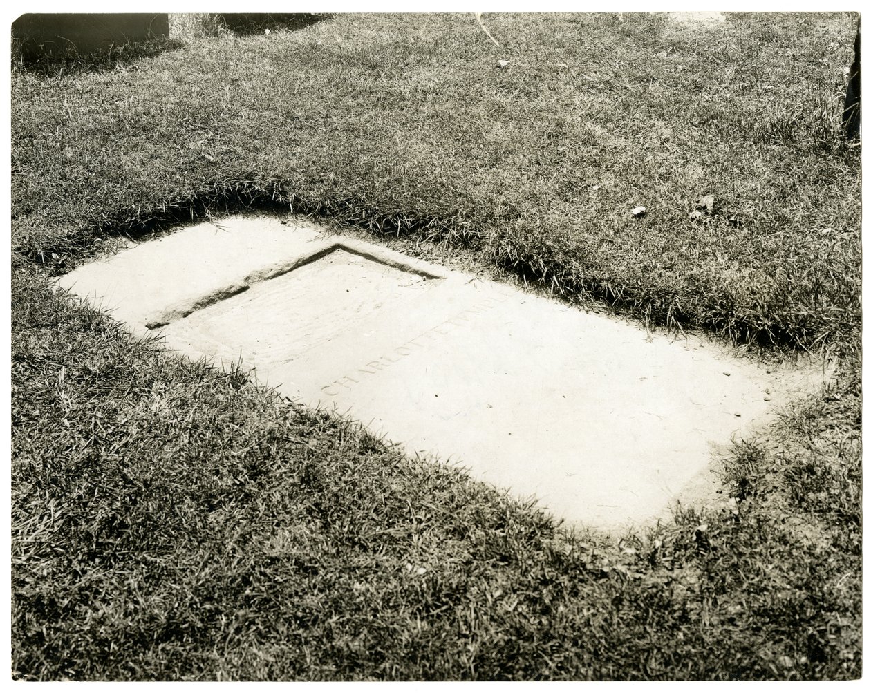 Nagrobek w świątyni Charlotte w Trinity Churchyard, Nowy Jork, USA, ok. 1905-25 (zdjęcie żelatynowo-srebrowe) autorstwa Jessie Tarbox Beals