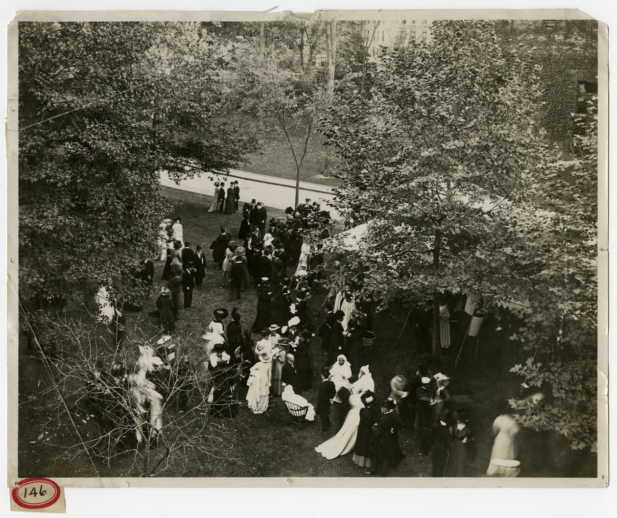Columbia Lawn Fete - Widok ogólny autorstwa Jessie Tarbox Beals