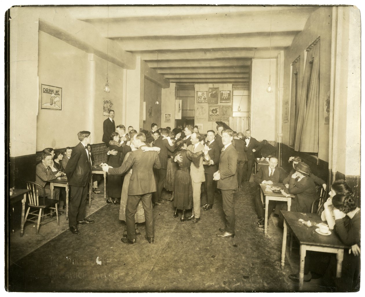 Taniec w fioletowym szczeniaku Charleya Reeda, Greenwich Village, ok. 1905-18 (zdjęcie żelatynowo-srebrowe) autorstwa Jessie Tarbox Beals