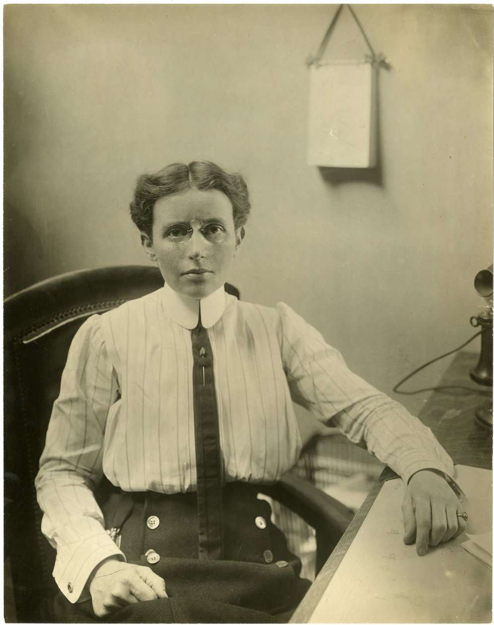 Dr Josephine Baker, szefowa Departamentu Higieny Dzieci w Dept of Health of Cy of NY nadzoruje zdrowie większej liczby dzieci niż jakakolwiek inna kobieta na świecie, ok. 1917-19 (zdjęcie żelatynowo-srebrowe) autorstwa Jessie Tarbox Beals